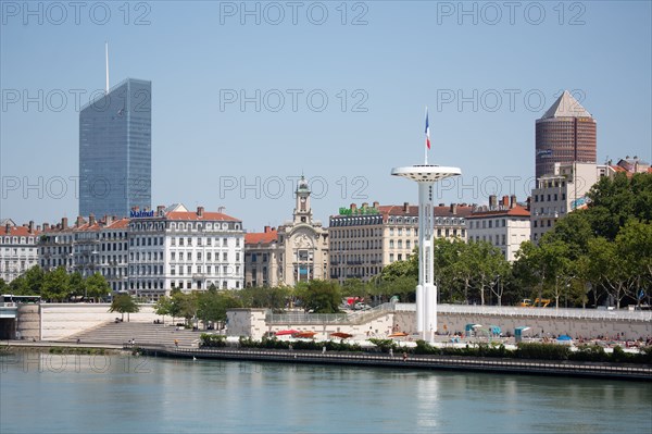 Lyon, Centre Nautique Tony Bertrand, piscine extérieure et vue sur le Rhône