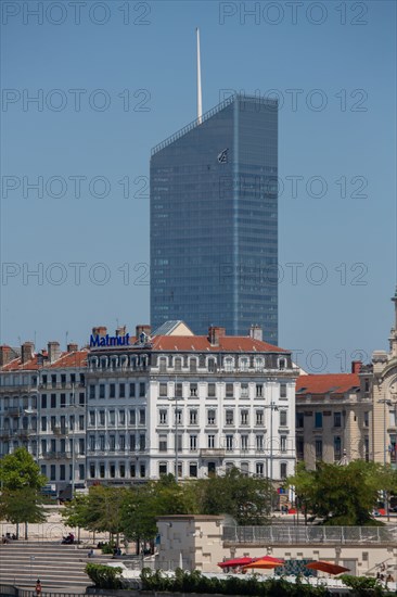 Lyon, Centre Nautique Tony Bertrand, piscine extérieure et vue sur le Rhône