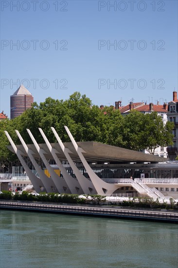 Lyon, Centre Nautique Tony Bertrand, piscine extérieure et vue sur le Rhône