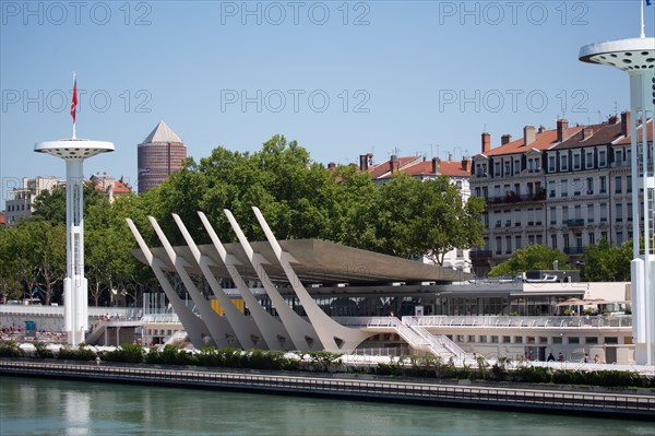 Lyon, Centre Nautique Tony Bertrand, piscine extérieure et vue sur le Rhône