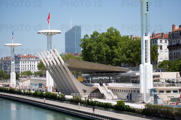 Lyon, Centre Nautique Tony Bertrand, piscine extérieure et vue sur le Rhône