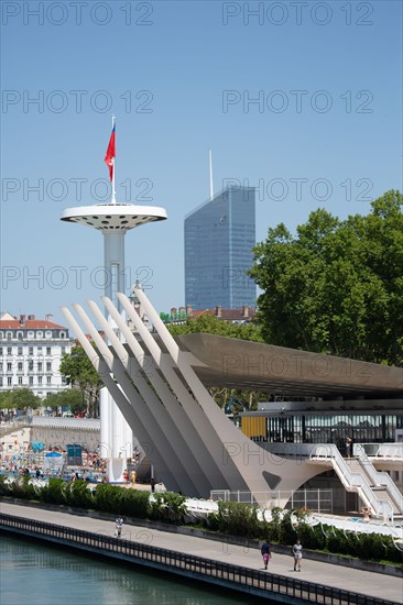 Lyon, Centre Nautique Tony Bertrand, piscine extérieure et vue sur le Rhône