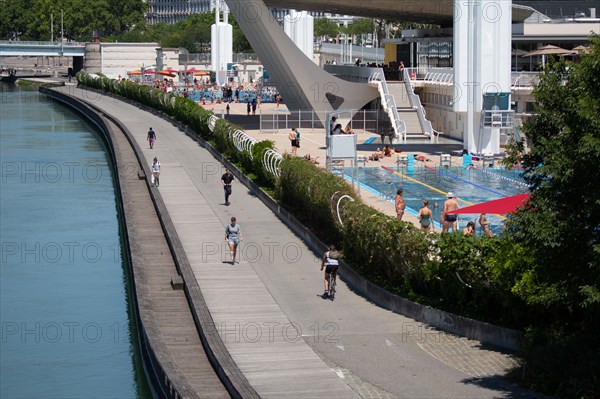 Lyon, Centre Nautique Tony Bertrand, piscine extérieure et vue sur le Rhône