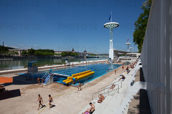 Lyon, Centre Nautique Tony Bertrand, piscine extérieure et vue sur le Rhône