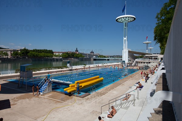 Lyon, Centre Nautique Tony Bertrand, piscine extérieure et vue sur le Rhône