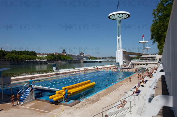 Lyon, Centre Nautique Tony Bertrand, piscine extérieure et vue sur le Rhône