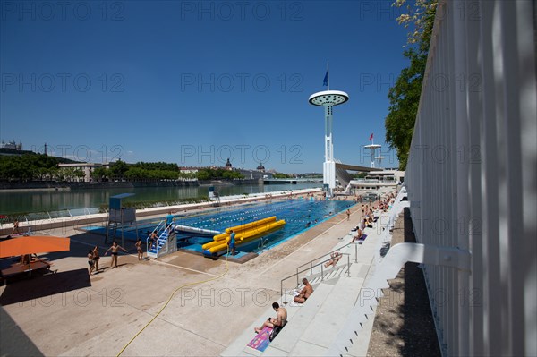 Lyon, Centre Nautique Tony Bertrand, piscine extérieure et vue sur le Rhône