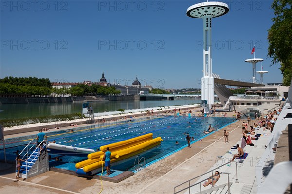 Lyon, Centre Nautique Tony Bertrand, piscine extérieure et vue sur le Rhône