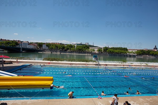 Lyon, Centre Nautique Tony Bertrand, piscine extérieure et vue sur le Rhône