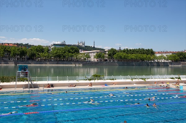 Lyon, Centre Nautique Tony Bertrand, piscine extérieure et vue sur le Rhône