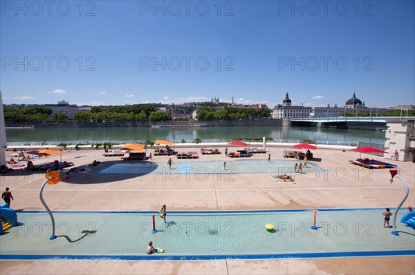 Lyon, Centre Nautique Tony Bertrand, piscine extérieure et vue sur le Rhône