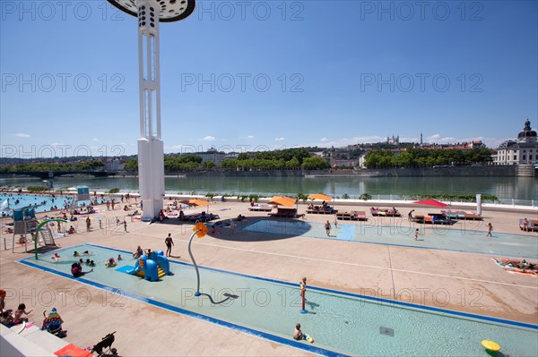 Lyon, Centre Nautique Tony Bertrand, piscine extérieure et vue sur le Rhône