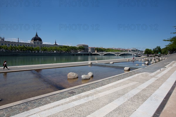 Lyon, Quai Victor Augagneur, berges aménagées et vue sur le Rhône