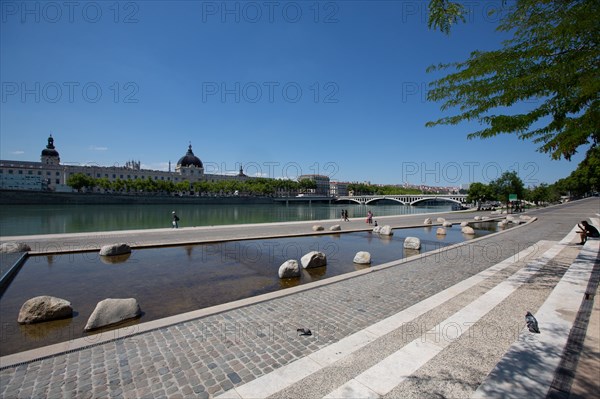 Lyon, Quai Victor Augagneur, berges aménagées et vue sur le Rhône