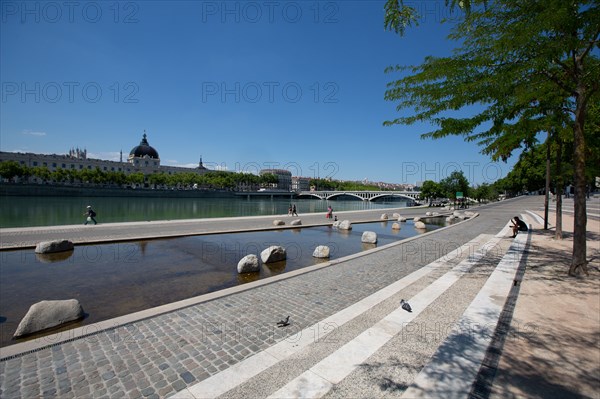 Lyon, Quai Victor Augagneur, berges aménagées et vue sur le Rhône