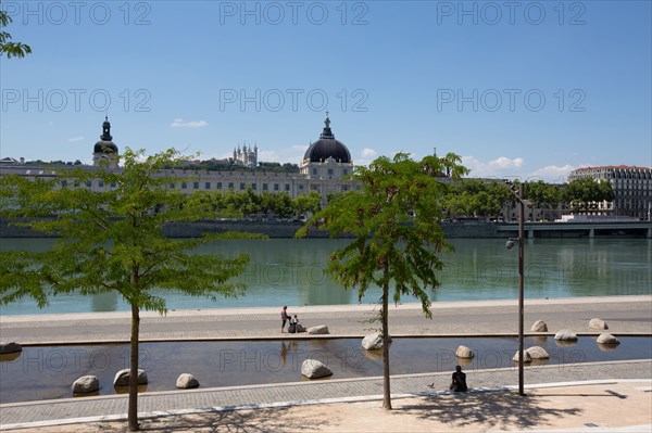 Lyon, Quai Victor Augagneur, berges aménagées et vue sur le Rhône