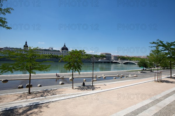 Lyon, Quai Victor Augagneur, berges aménagées et vue sur le Rhône