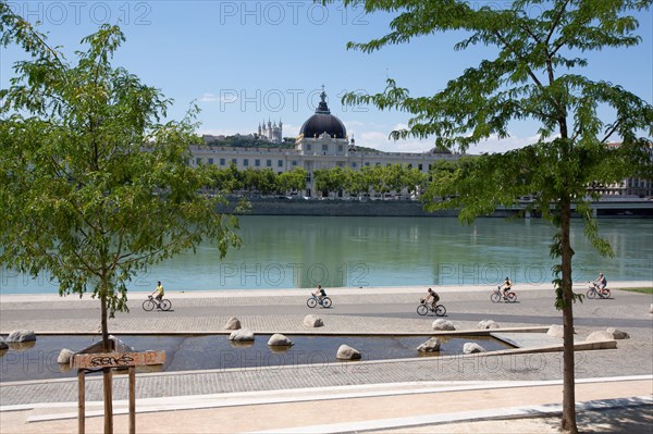 Lyon, Quai Victor Augagneur, berges aménagées et vue sur le Rhône