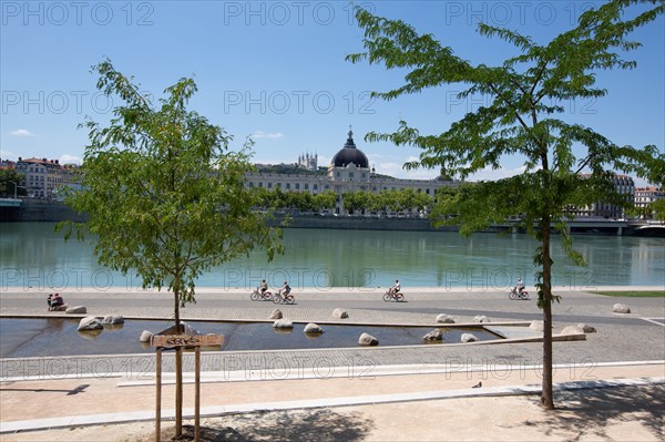 Lyon, Quai Victor Augagneur, berges aménagées et vue sur le Rhône