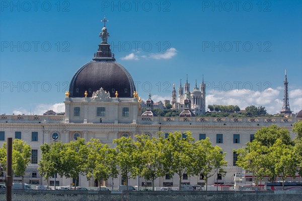 Lyon, dôme de l'Hôtel Dieu et Notre Dame de Fourvière à l'arrière-plan