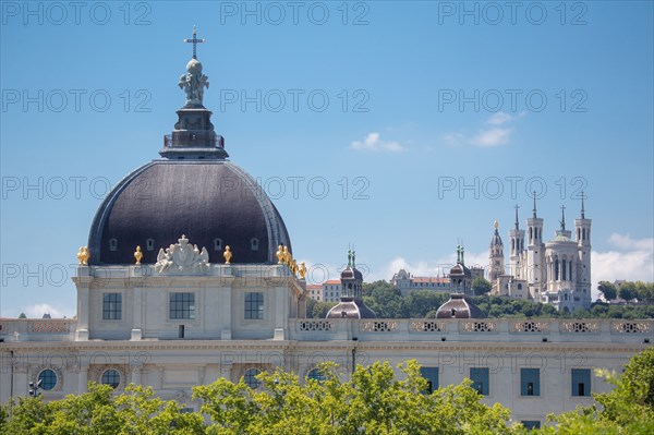 Lyon, dôme de l'Hôtel Dieu et Notre Dame de Fourvière à l'arrière-plan