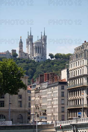 Lyon, vue sur la basilique Notre Dame de Fourvière depuis les quais du Rhône