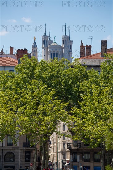 Lyon, vue sur la basilique Notre Dame de Fourvière depuis les quais du Rhône