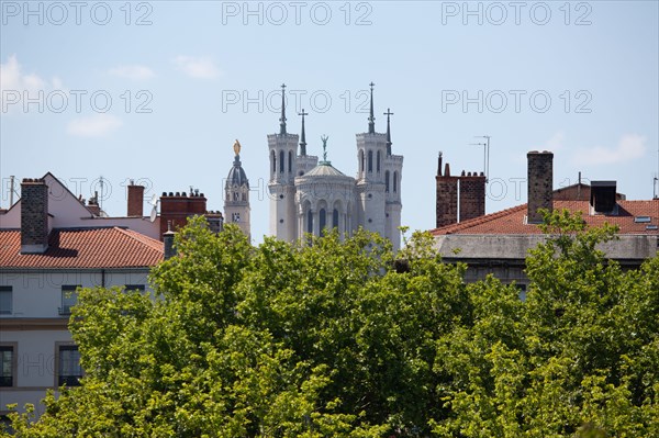 Lyon, vue sur la basilique Notre Dame de Fourvière depuis les quais du Rhône