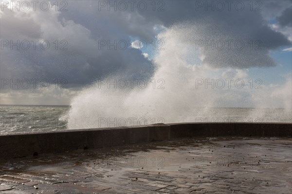 Dieppe, vague qui submerge la digue,