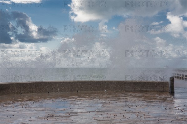 Dieppe, vague qui submerge la digue,