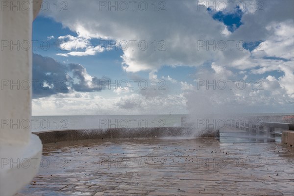 Dieppe, vague qui submerge la digue,