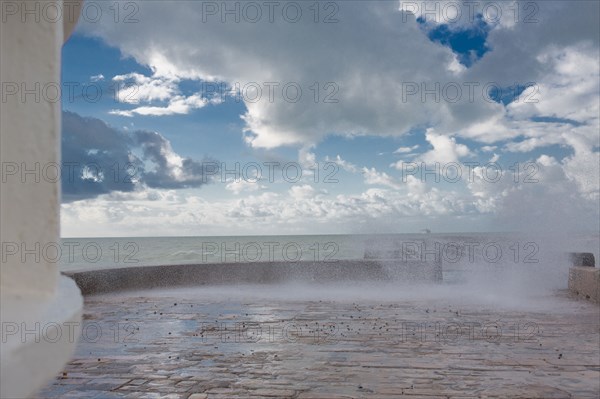 Dieppe, vague qui submerge la digue,