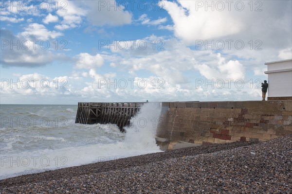 Dieppe, vague qui submerge la digue,