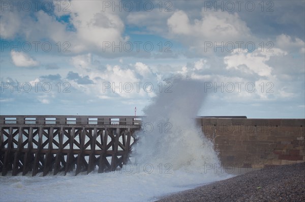 Dieppe, vague qui submerge la digue,