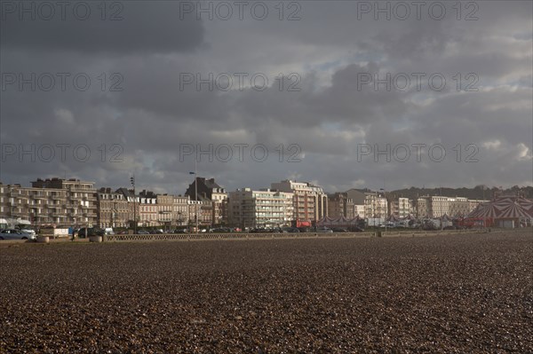 Dieppe, immeubles et hôtels du Boulevard de Verdun par tempête