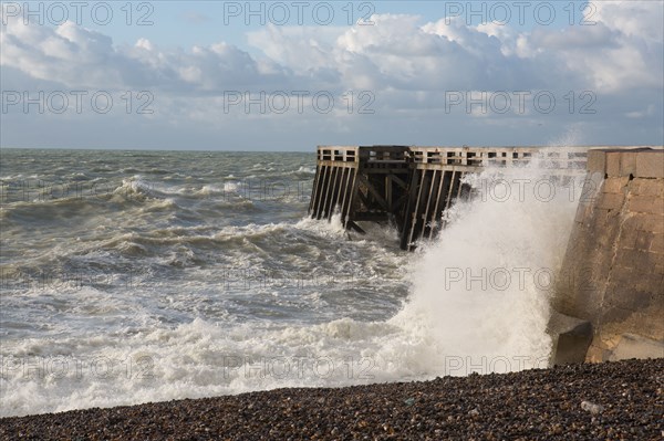 Dieppe, vague qui submerge la digue,