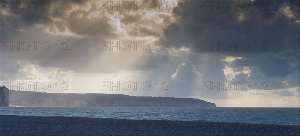 Dieppe, storm over the beach, light effect