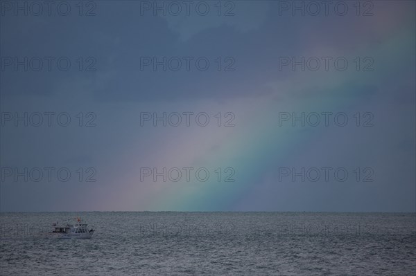 Dieppe, arc en ciel au large de la plage par temps d'orage