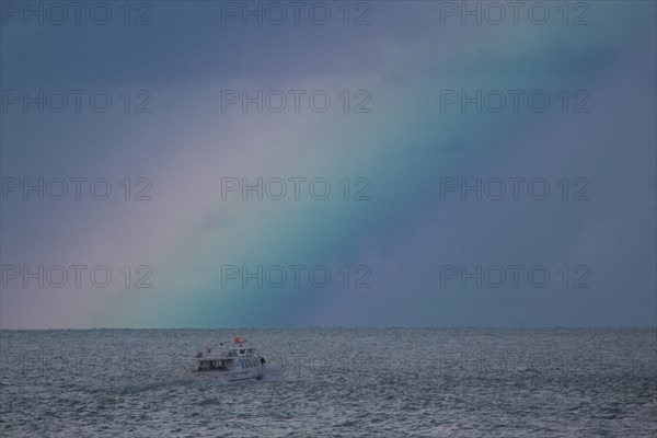 Dieppe, arc en ciel au large de la plage par temps d'orage