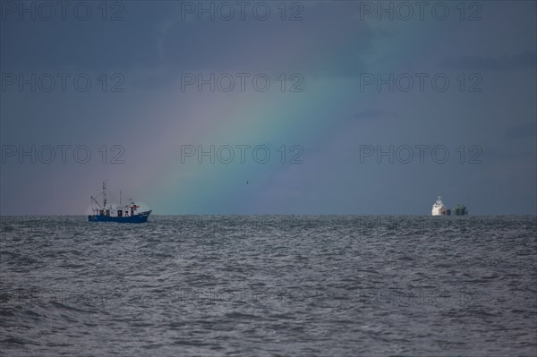 Dieppe, arc en ciel au large de la plage par temps d'orage