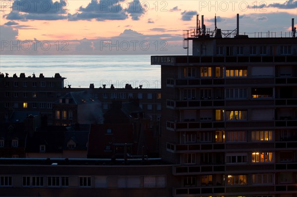 Dieppe, port de nuit immeuble Quai Henri IV et plage en fond