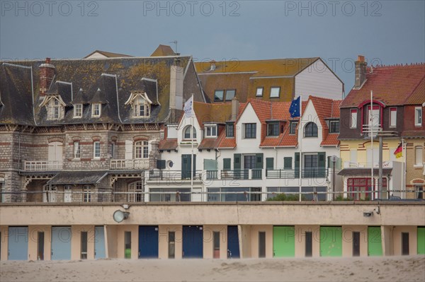 Le Touquet Paris Plage, cabines de bains et immeubles du front de mer