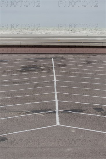 Le Touquet Paris Plage, parking vide sur le front de mer