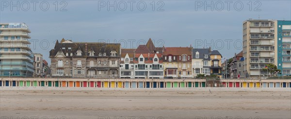 Le Touquet Paris Plage, cabines de bains et immeubles du front de mer