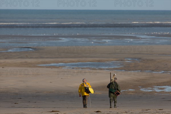 Le Touquet Paris Plage, pêcheurs à pied en ciré jaune