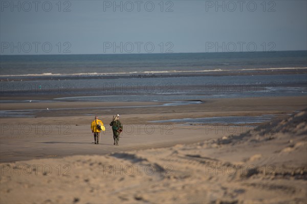 Le Touquet Paris Plage, pêcheurs à pied en ciré jaune