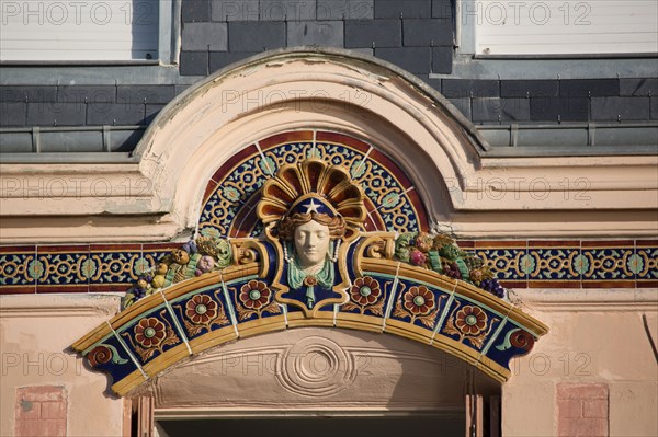 Mers les Bains, fronton d'une façade du front de mer