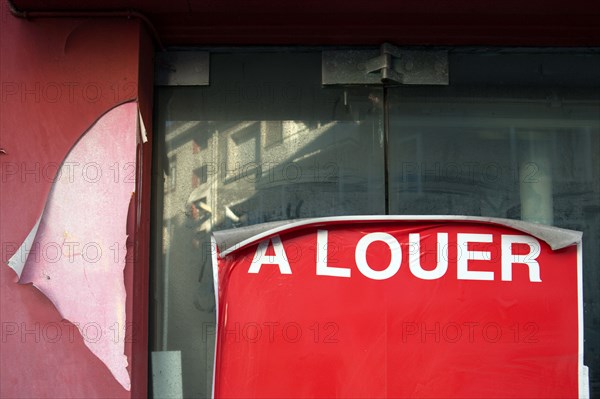 Lorient, affiche défraichie, sur un local à louer