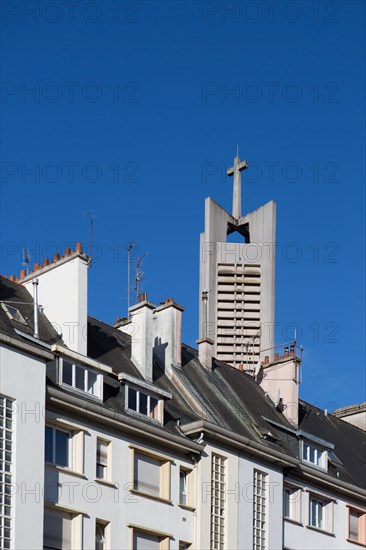 Lorient, Rue du Maréchal Foch et clocher de l'église Saint Louis