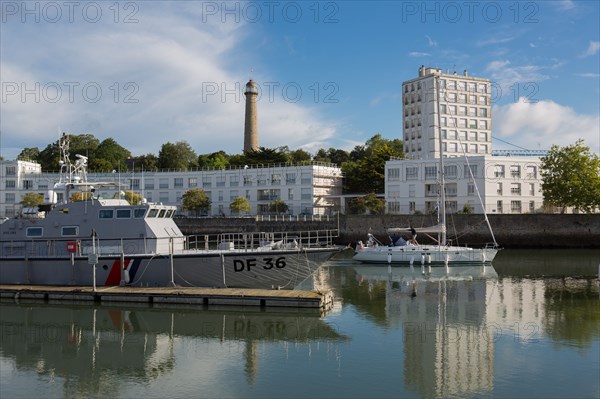 Lorient, port, bateau gris des douanes et voilier quittant le port